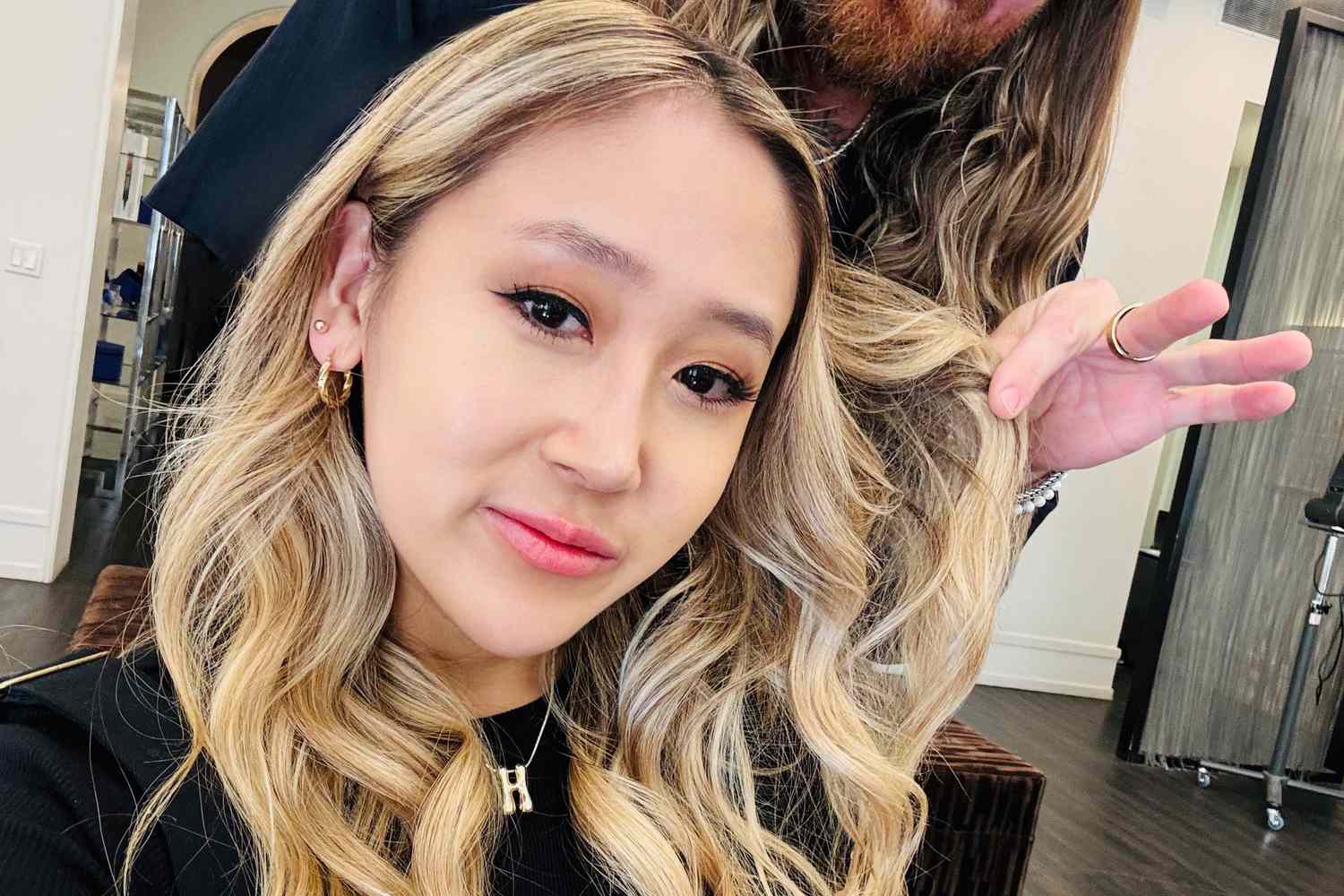 Asian hair with blonde highlights: Tips for dyeing at home!