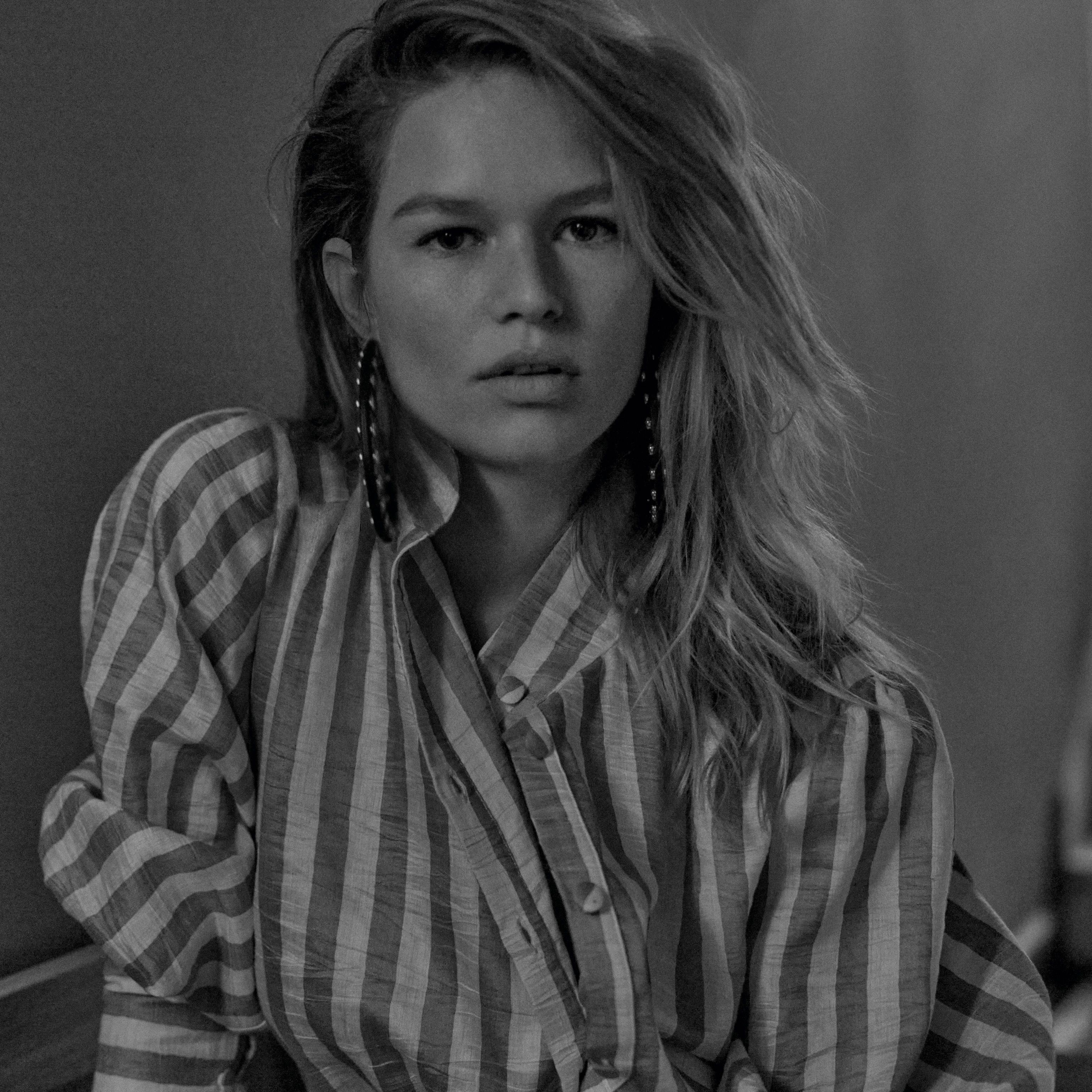 How to Dress Like Anna Ewers (Get Her Style Now)
