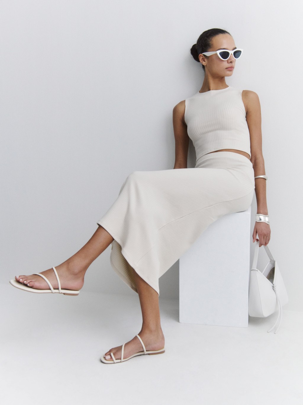clean girl fashion is the new trend! This comprehensive guide will help you look so chic.