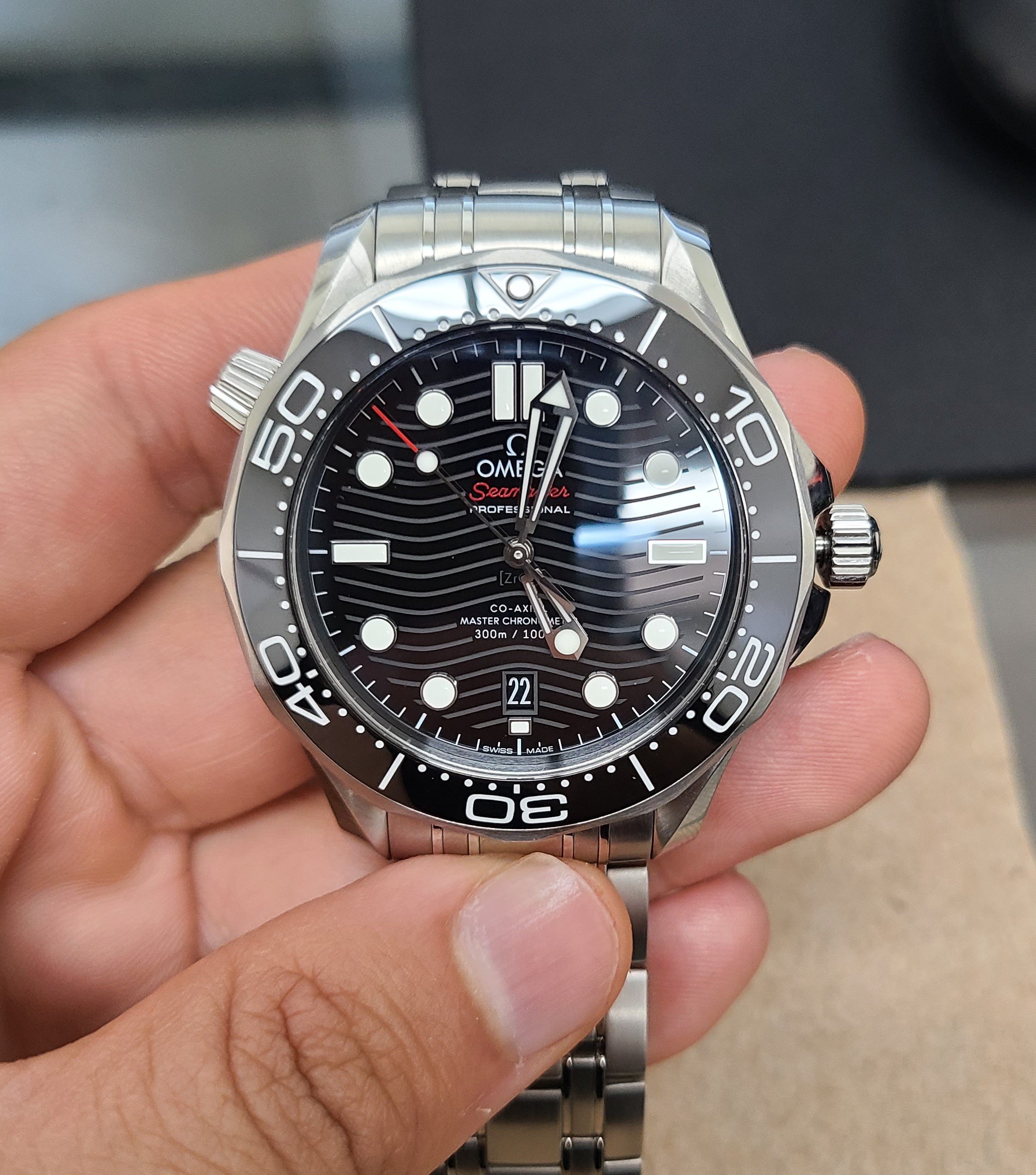Seamaster Date: Bottom or Side Position? Learn Where to Find the Date on Your Watch!