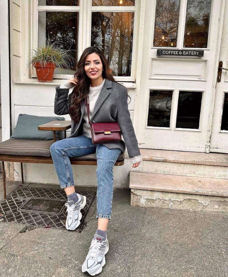 New Balance Brown Blue Sneakers: How to Wear Them for an Effortless and Stylish Look on Any Occasion.