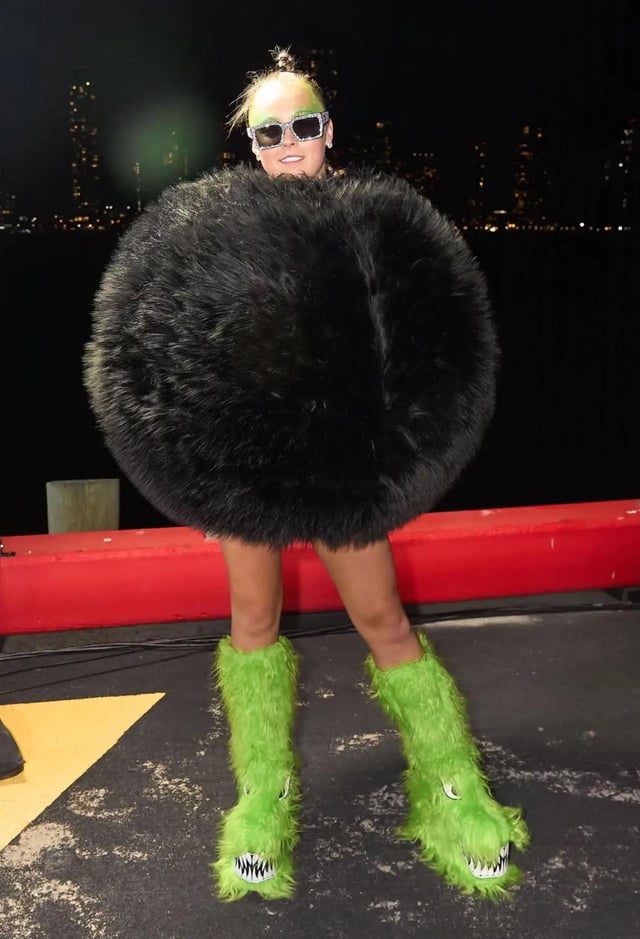 Jojo Siwa NYFW Outfit: Did She Nail It? Fashion Review!