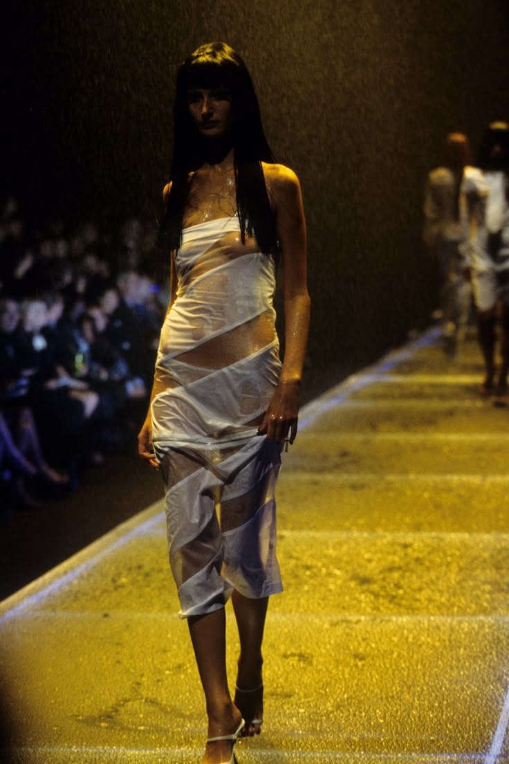 Alexander McQueen 1998: Explore the Genius Behind the Show.