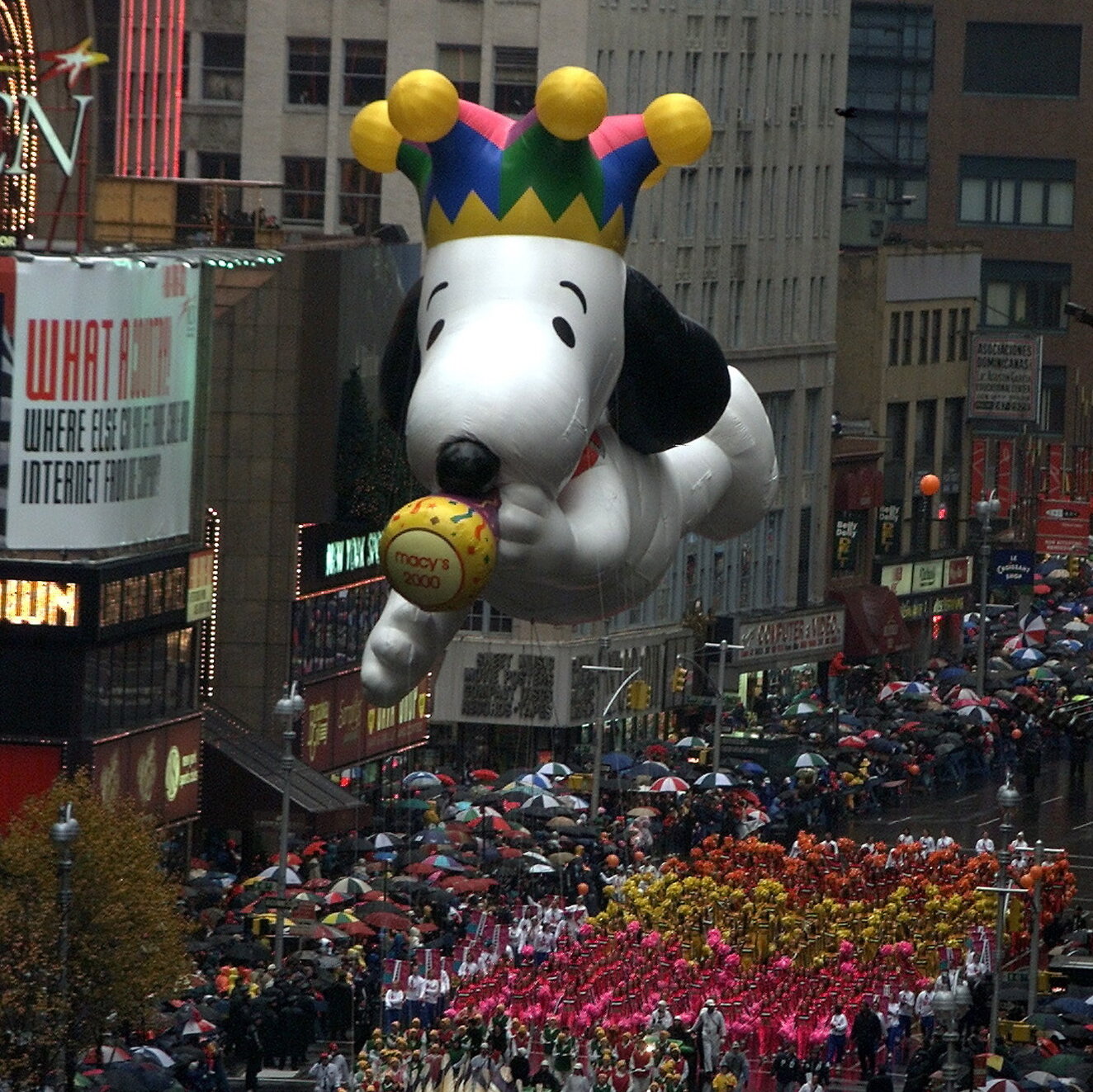 What are some major milestones that the company Macys made? Get a simple overview of their most important historical events now.