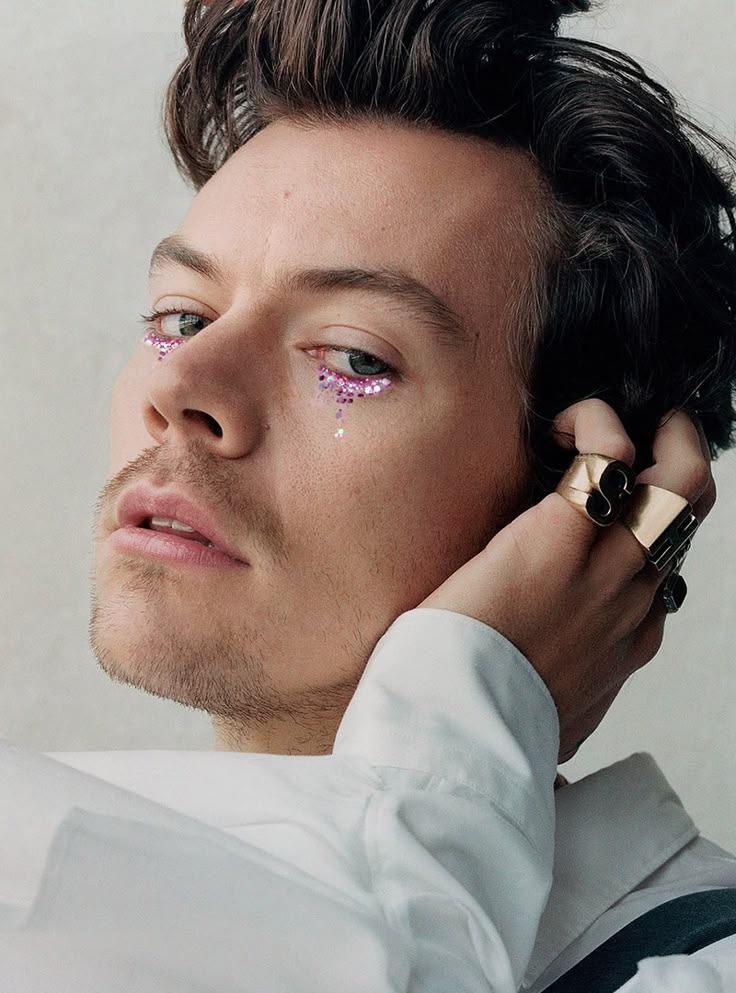 Check out these awesome pictures of Harry Styles with makeup, see how he totally rocks eyeliner and more.