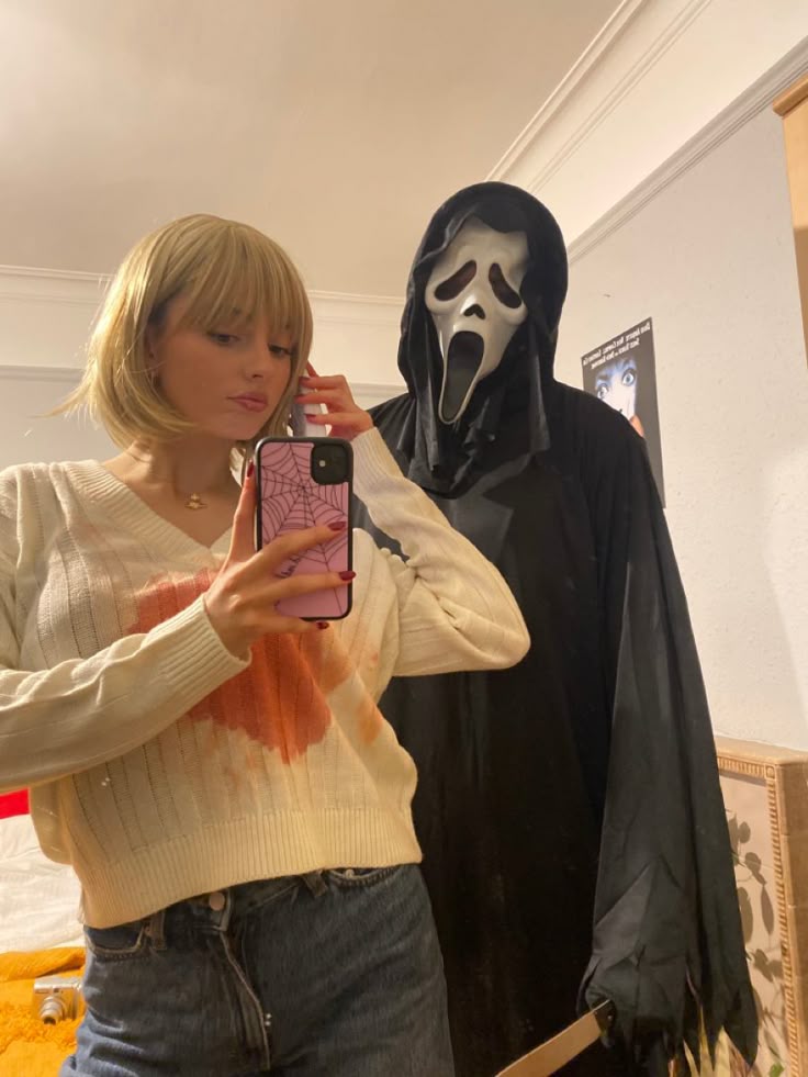 Need cool ideas for your Drew Barrymore Scream costume this year? Check out these awesome examples!