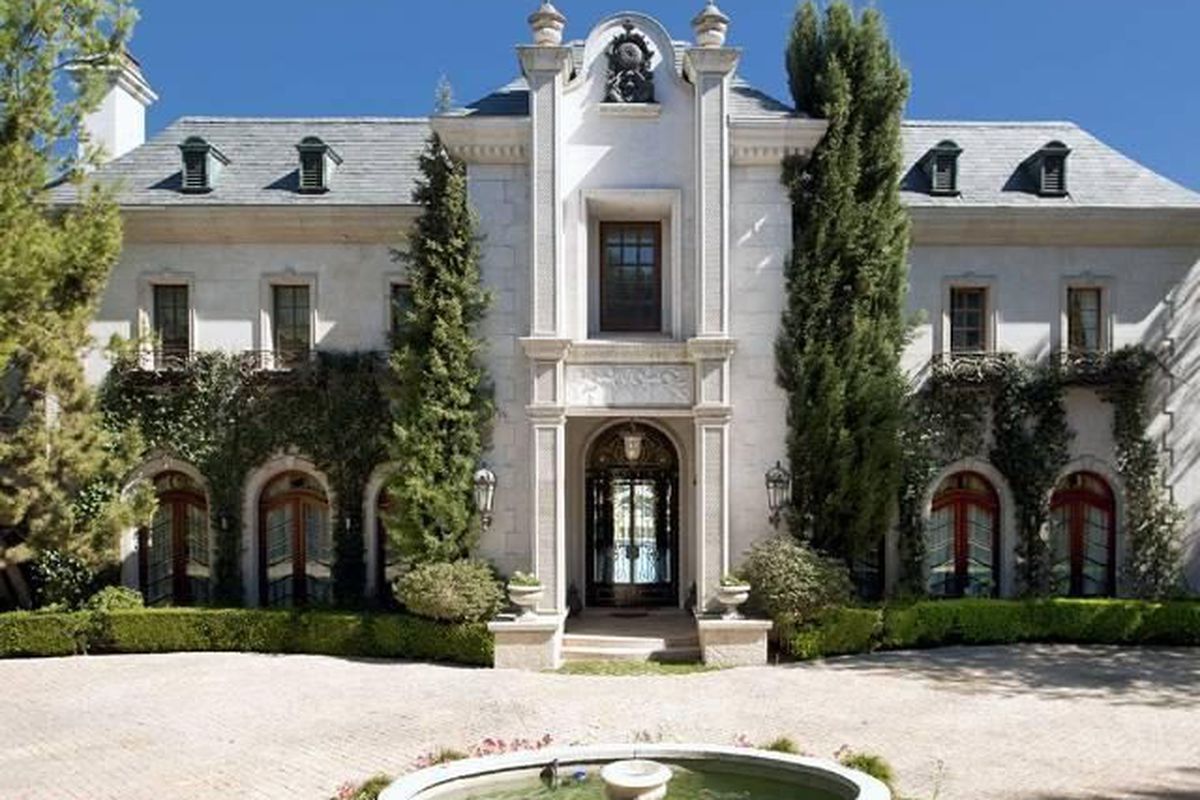 Want to see the Beverly Hills Michael Jackson house? Here is what you should know about this famous home.