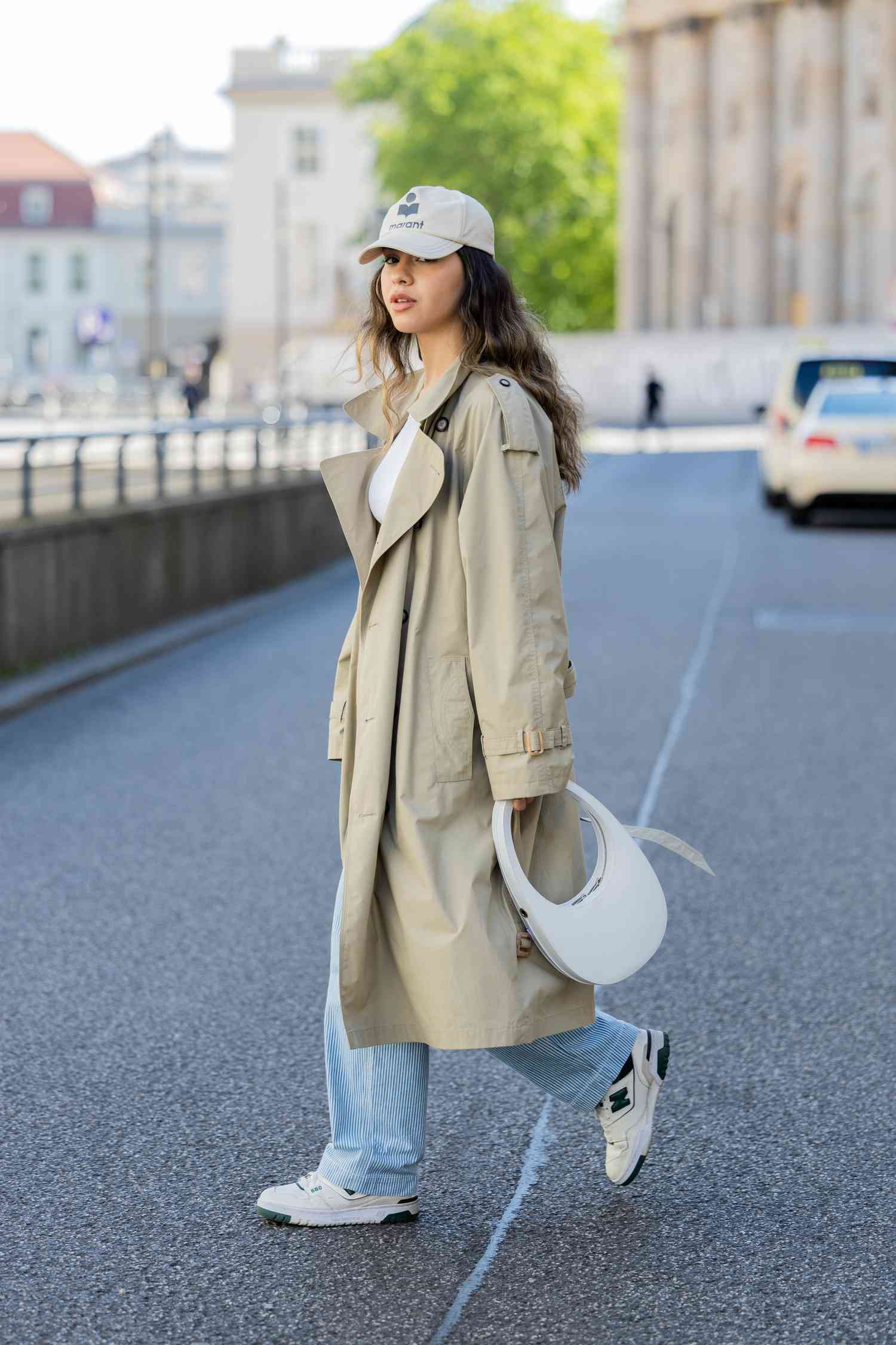 What to wear with your womens trench coat tan? Get easy outfit ideas for any season.