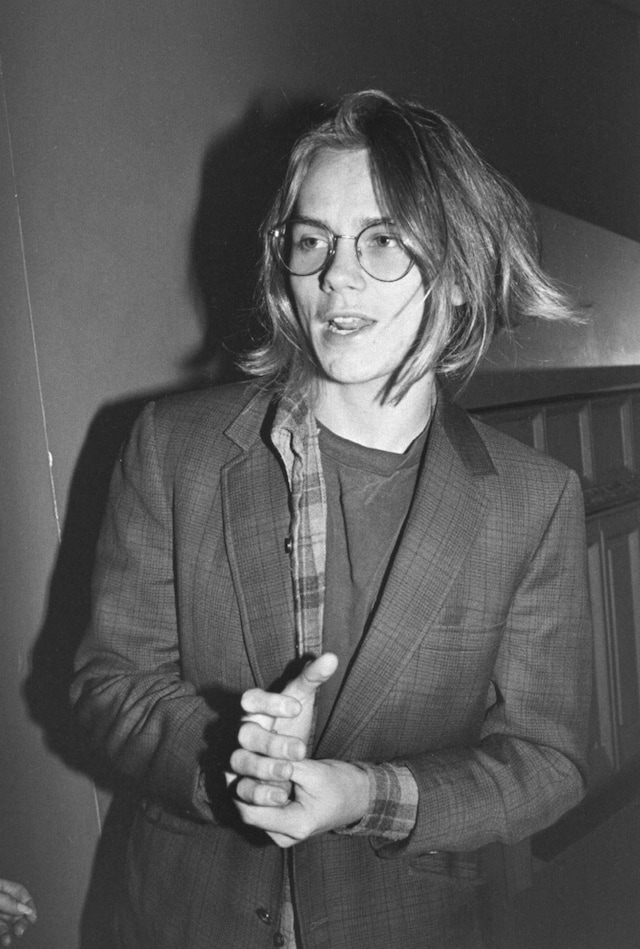 What are the secrets to the River Phoenix style? Capture his unique 90s coolness with our easy guide!