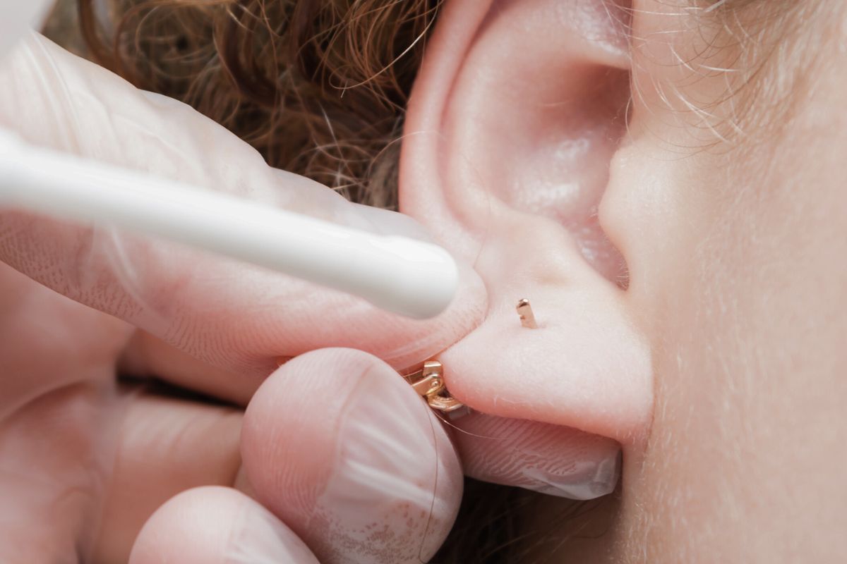 Learn how to keep a piercing hole opening without jewelry: Simple steps to prevent it closing up too fast.