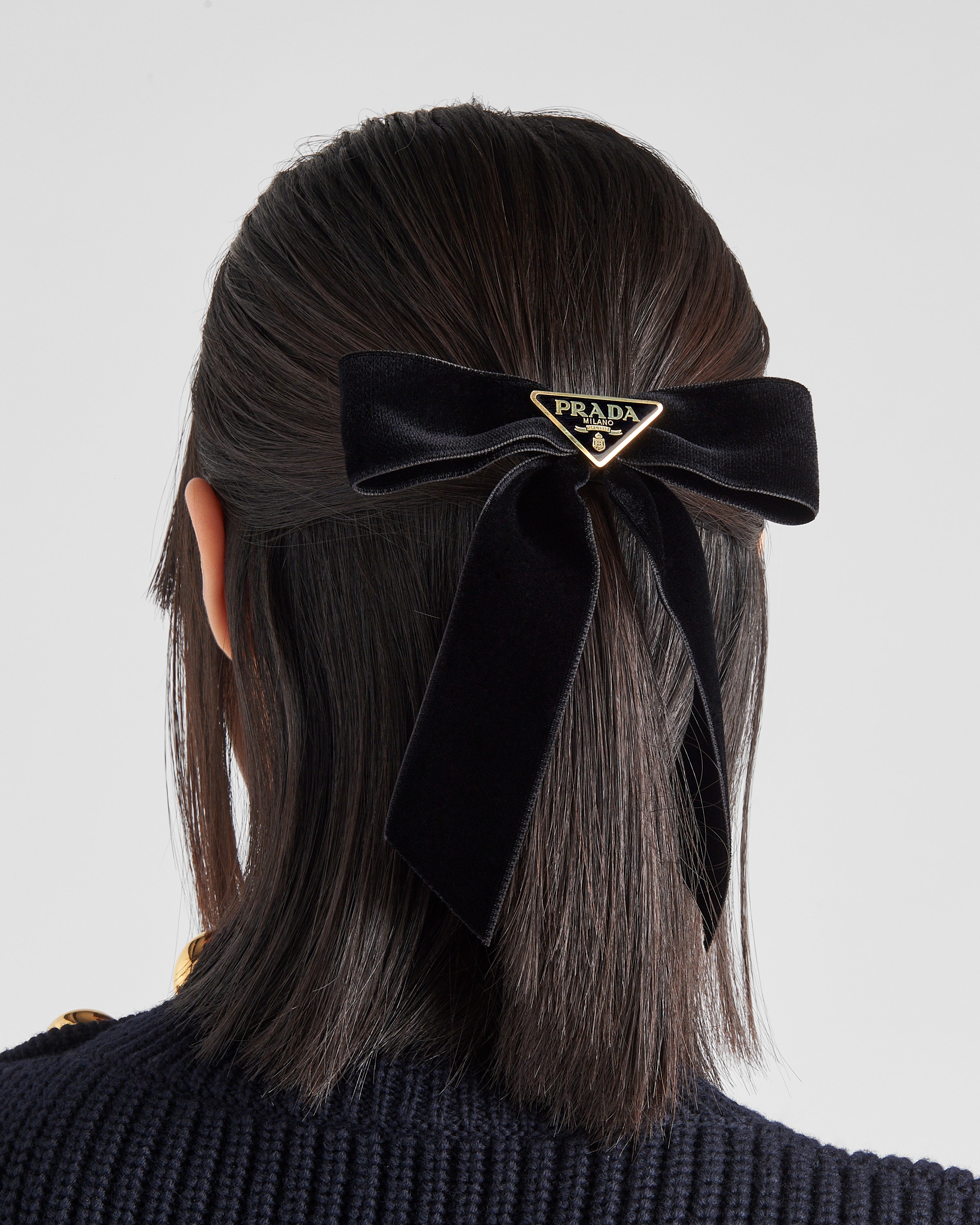 What makes the moño Prada so special? (Discover the secret behind this iconic hair bow)