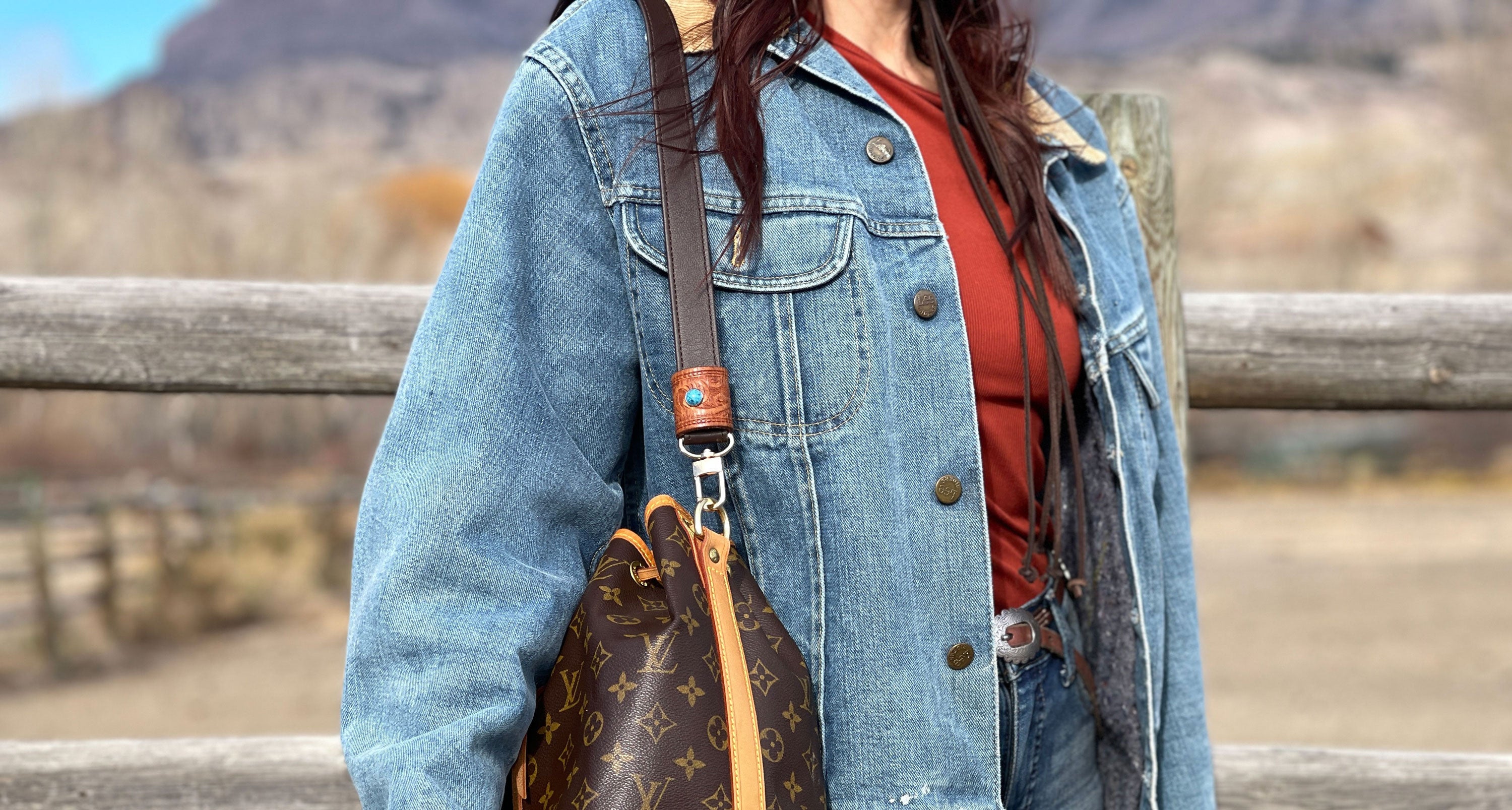 Need a new strap? How to choose the best shoulder bag strap replacement for your needs easily.
