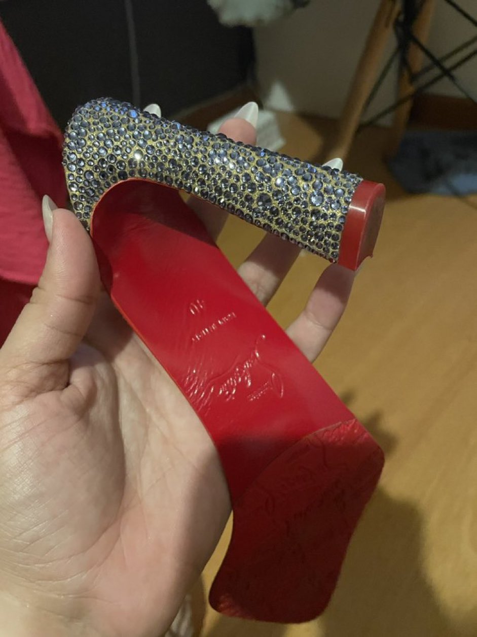 Seriously, what size is Taylor Swift shoes? We reveal the confirmed size everyone is asking about.