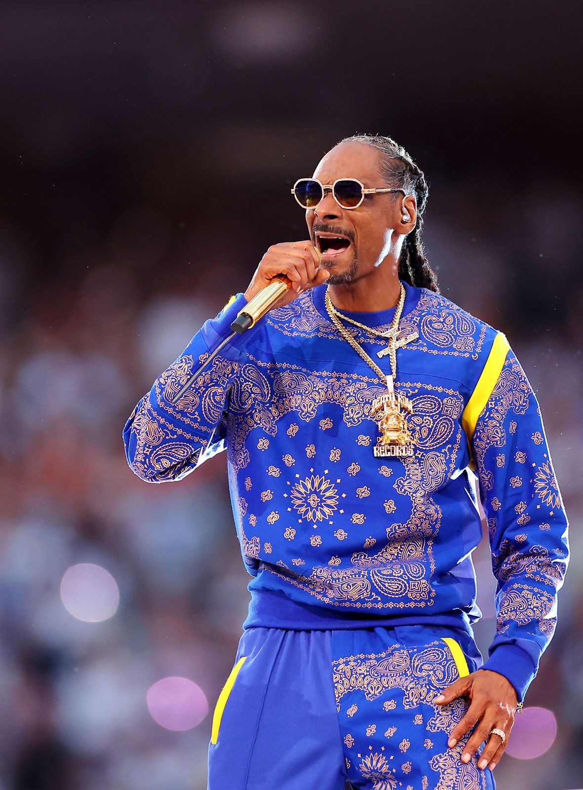 Searching for info on Snoop Doggs legs? Here is why they became such a popular topic online.