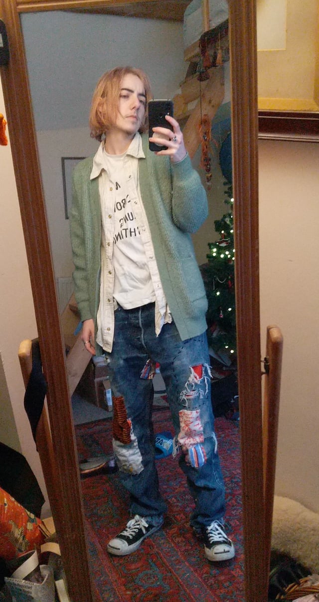 Want the Kurt Cobain dress style? Get inspired with these simple and cool outfit ideas now.