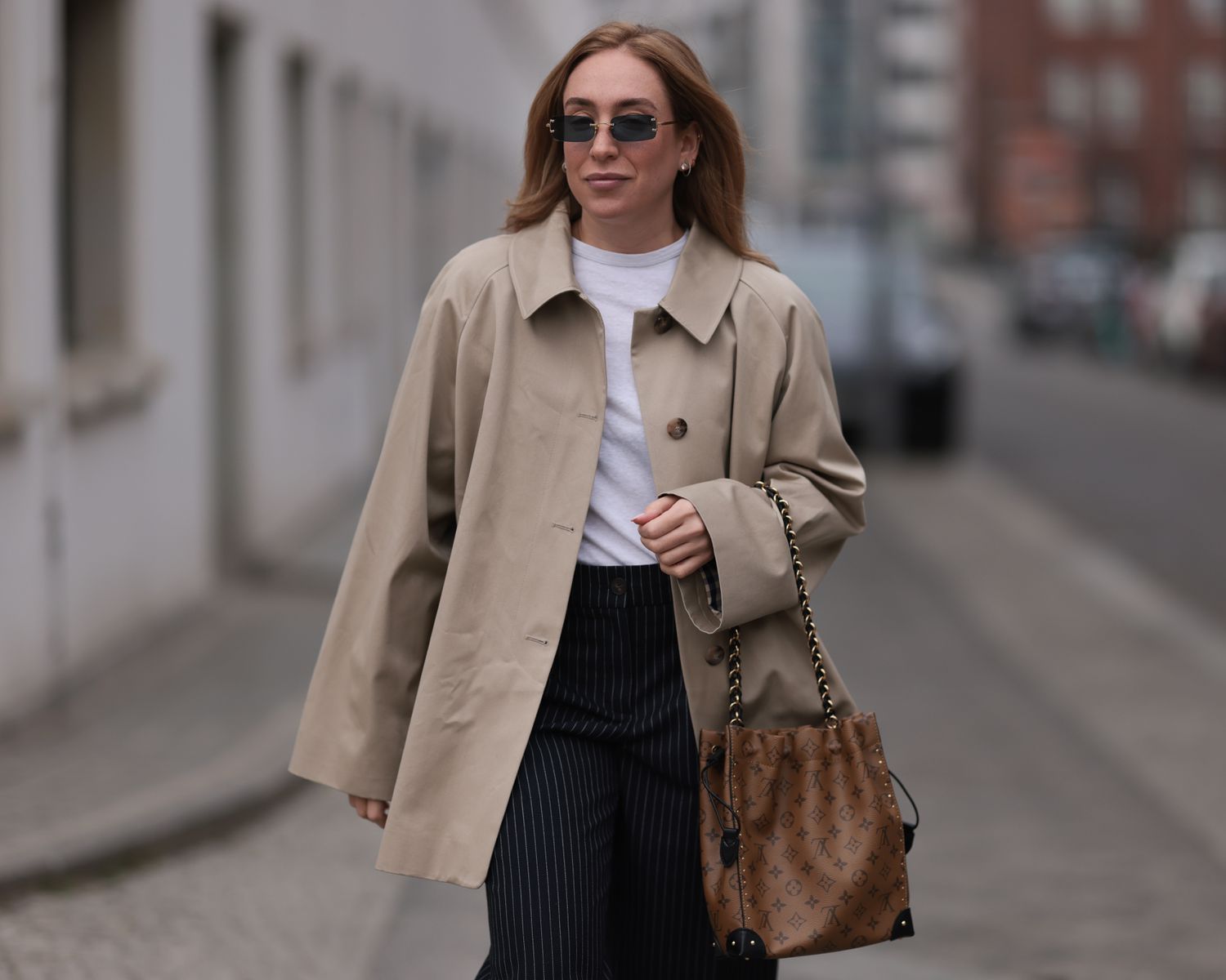 Want to know how to dress for 50 degree weather? Get ready with these practical and stylish choices.