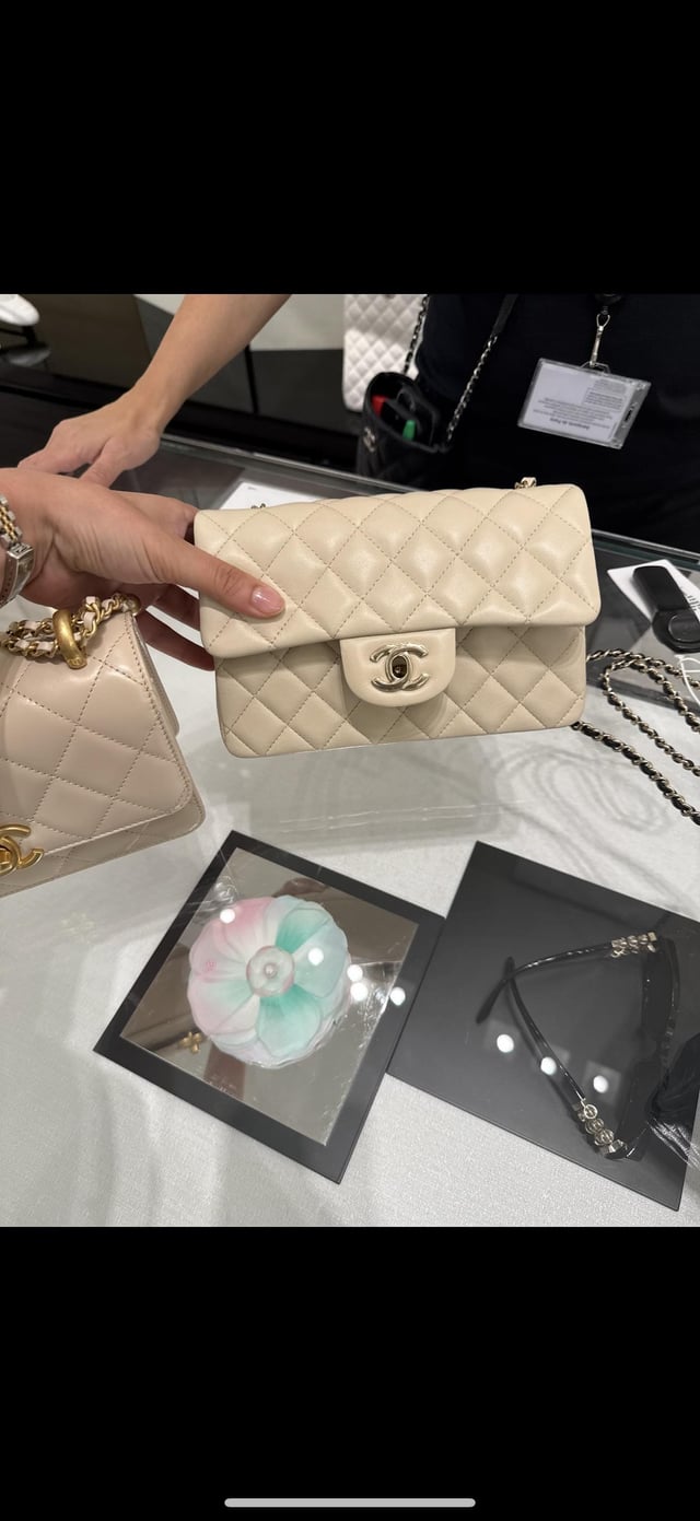 Thinking about Chanel returns? Get to know the official policy and the first steps you should take.