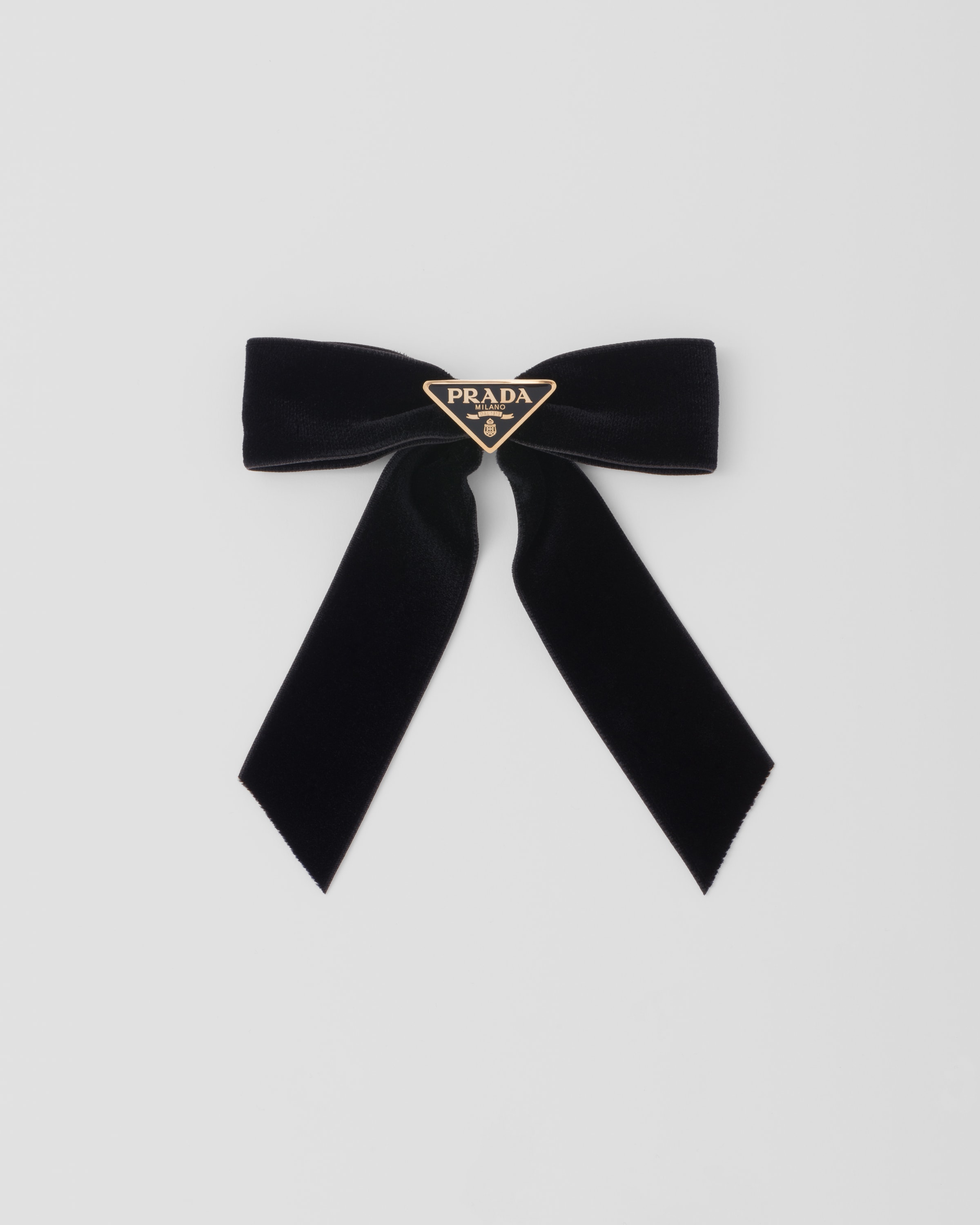 What makes the moño Prada so special? (Discover the secret behind this iconic hair bow)