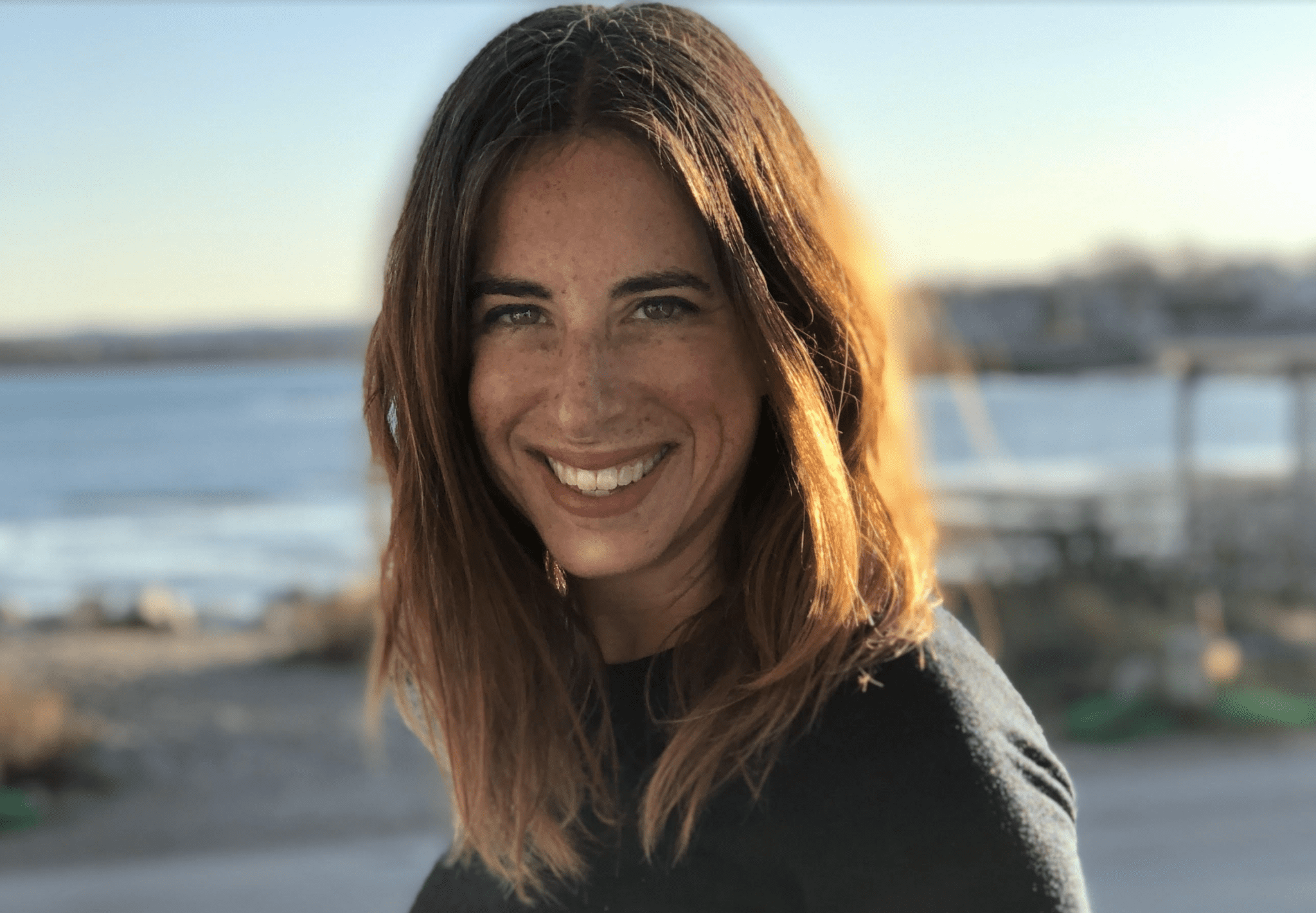 Want to know how old is Lori Goldstein? (We share the important details about her actual birth year easily)