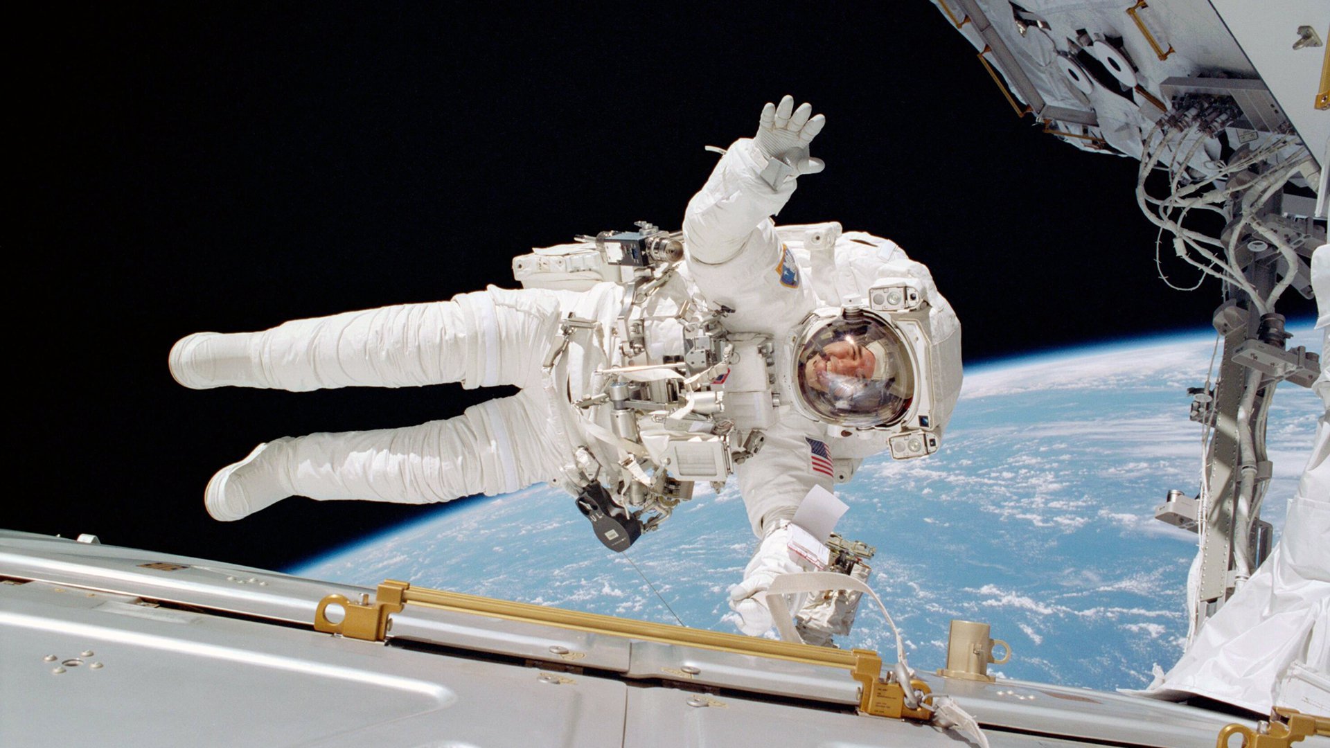 What makes a good design astronaut suit? (Discover important features for your amazing creation)