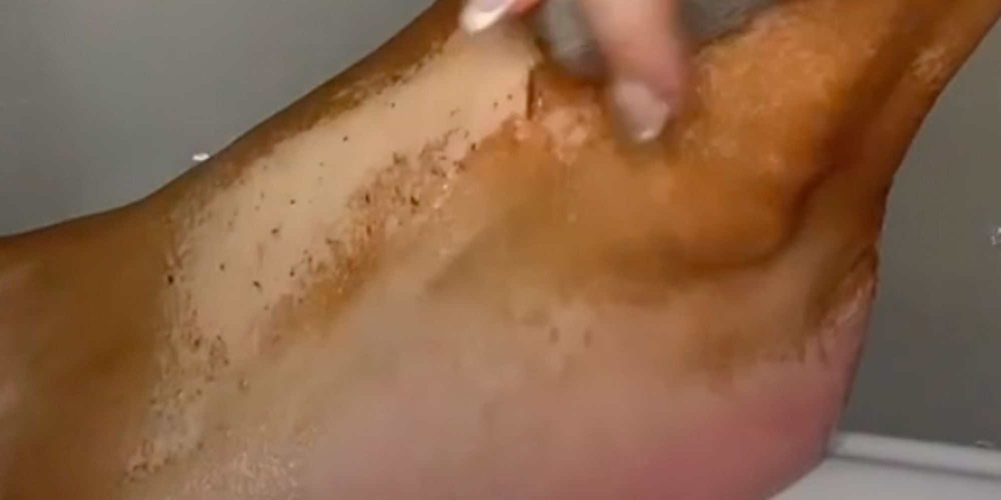 So, how do you remove spray tan like a pro? Follow these steps for smooth, clear skin.