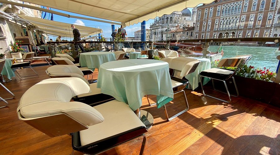 Riva Lounge Venice: What is the vibe and atmosphere really like (Understand its unique mood and wonderfully cool setting)