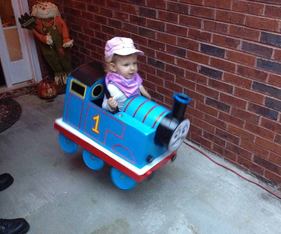 How to make a Thomas the Train costume? Get easy DIY ideas for a super fun and simple kids outfit!