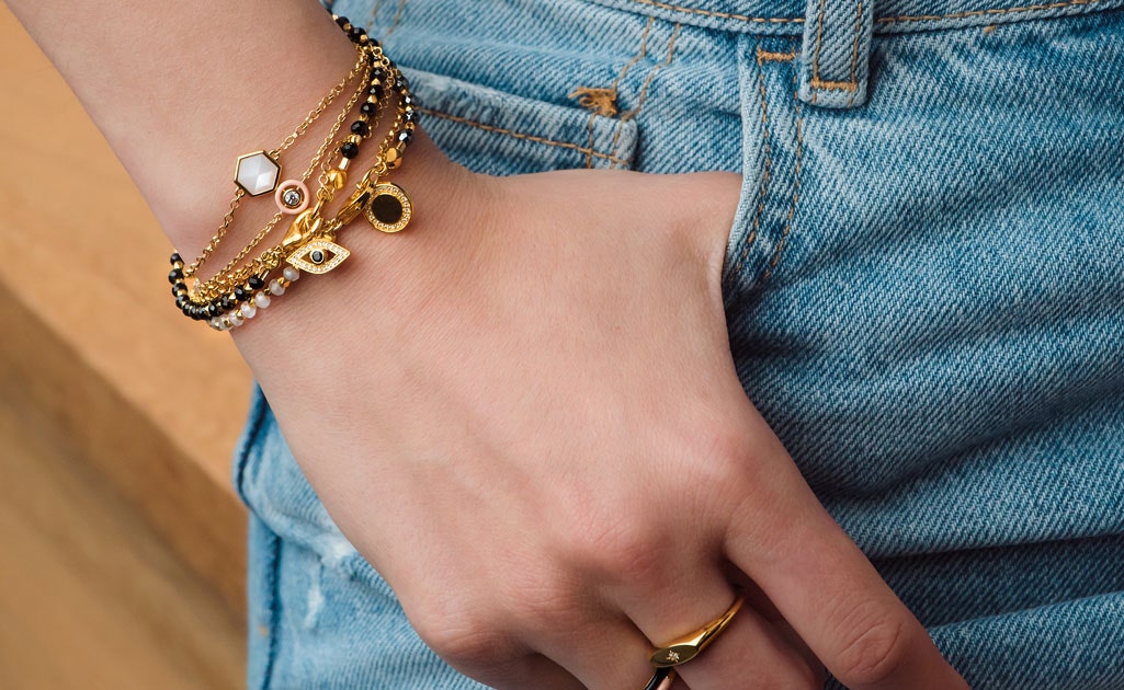 How Do You Wear a Gold Chain Charm Bracelet? Style It Perfectly with These Easy Ideas.