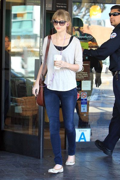 Taylor Swift wearing tight jeans copy her easy fashion tips