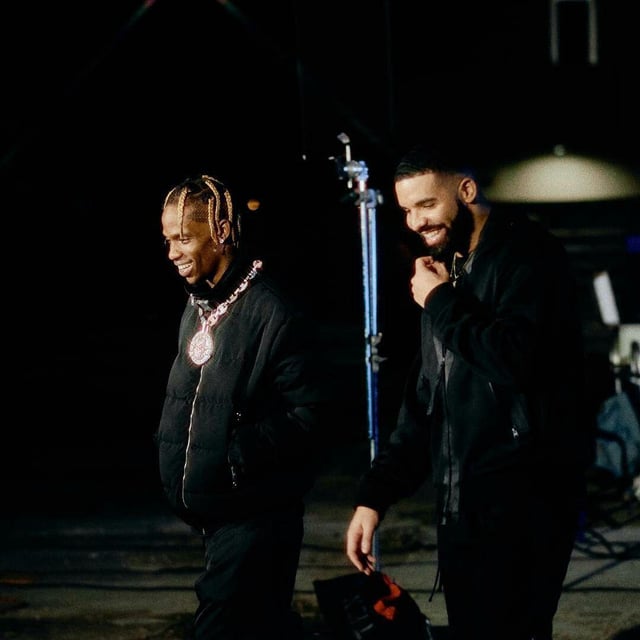 See Travis Scott holding mic vs other rappers who has the best holding style