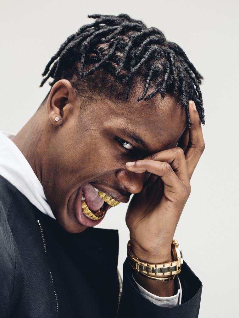 See Travis Scott holding mic vs other rappers who has the best holding style